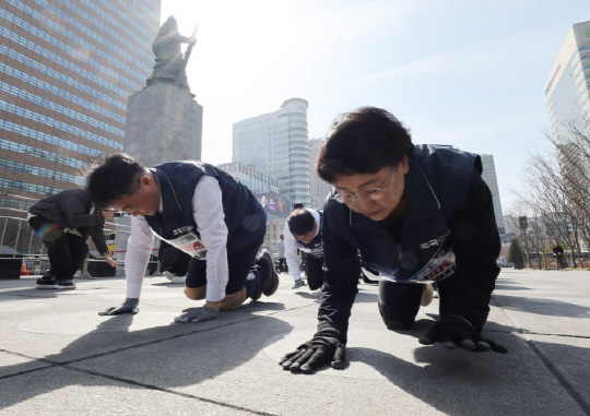 조국혁신당 김선민 대표 권한대행, 차규근 의원, 서상범 법률위원장과 당 대변인단 등이 13일 서울 광화문 광장에서 윤석열 대통령의 파면을 촉구하는 삼보일배를 하며 헌법재판소로 향하고 있다.(사진=연합뉴스)